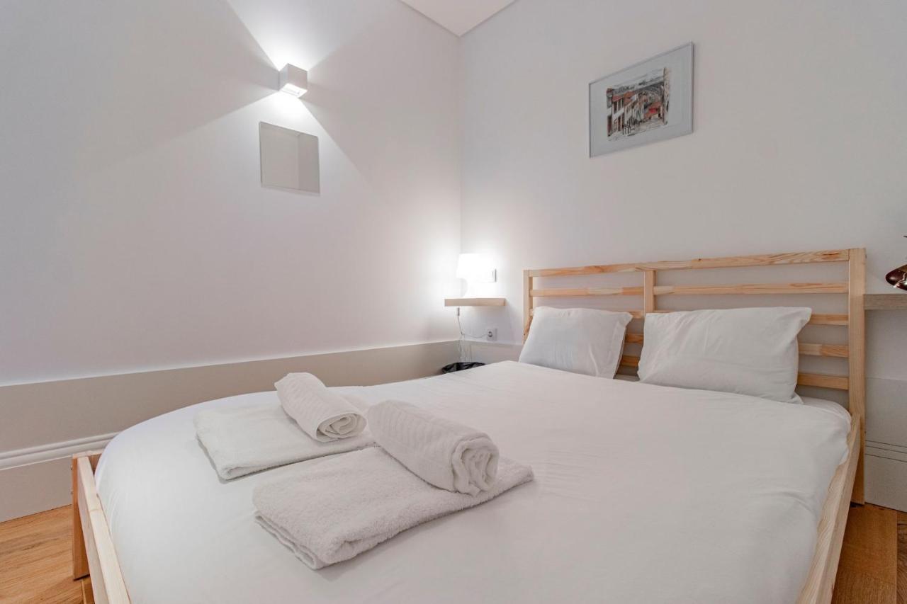 Sweet Studio Apartment W/ Big Balcony By Lovelystay Porto Bagian luar foto