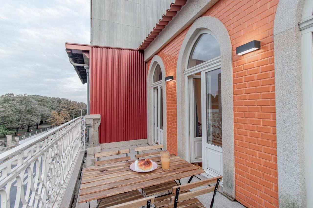 Sweet Studio Apartment W/ Big Balcony By Lovelystay Porto Bagian luar foto