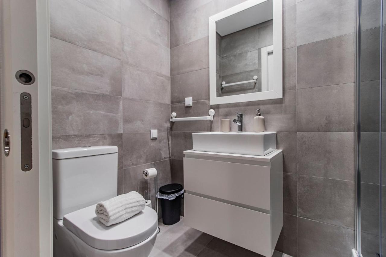 Sweet Studio Apartment W/ Big Balcony By Lovelystay Porto Bagian luar foto