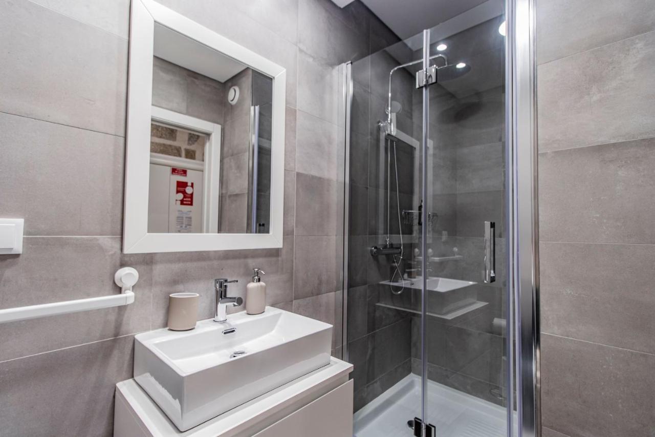 Sweet Studio Apartment W/ Big Balcony By Lovelystay Porto Bagian luar foto