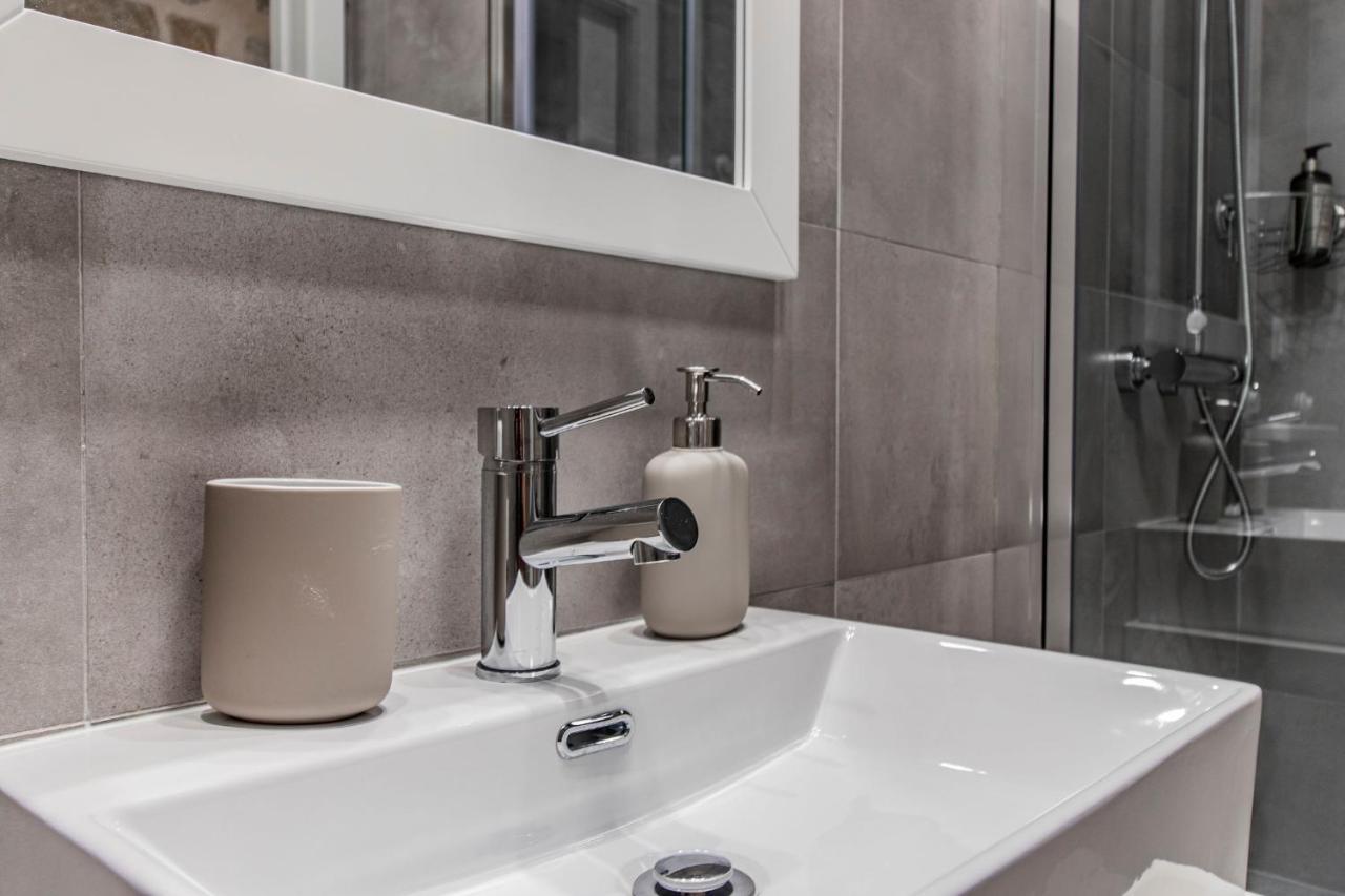 Sweet Studio Apartment W/ Big Balcony By Lovelystay Porto Bagian luar foto